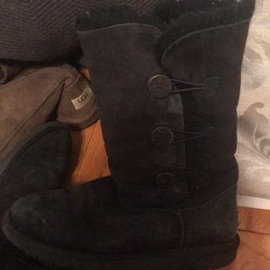 Black bailey button uggs